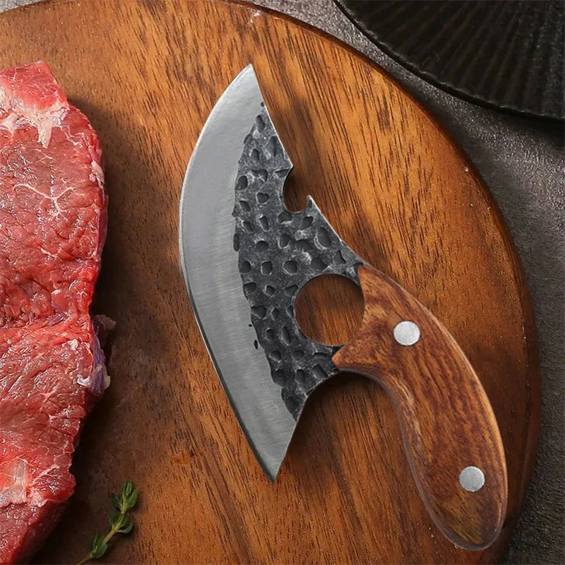 Cuchillo acero y madera sobre tabla